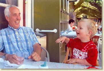 20060715-15 Lol met opa bij het pannenkoekenhuis